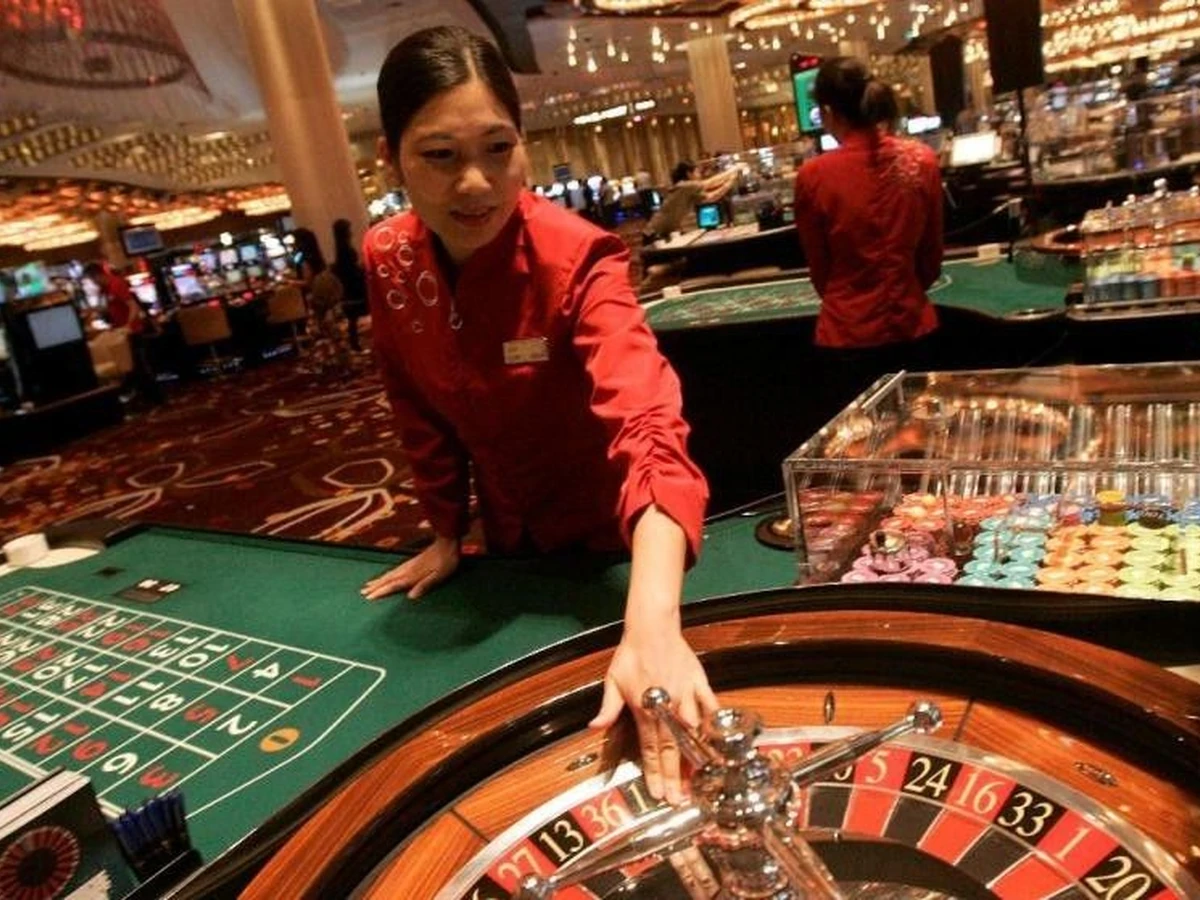 Tampilan mobile untuk menjelajahi kategori HOT985